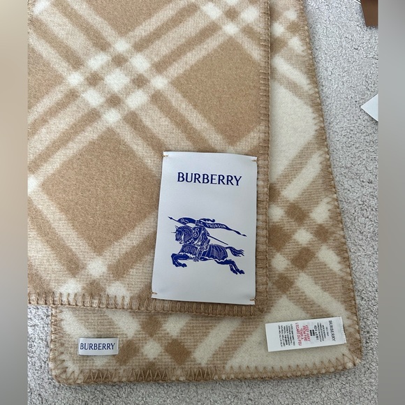 brand new Burberry beige wool scarf Item 80792511 - Picture 4 of 10